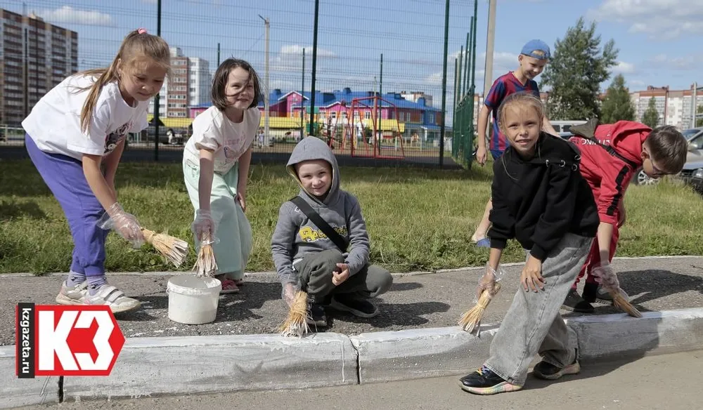 Дети принимают участие в побелке бордюров. Фото: Руслан Никонов, «КЗ».