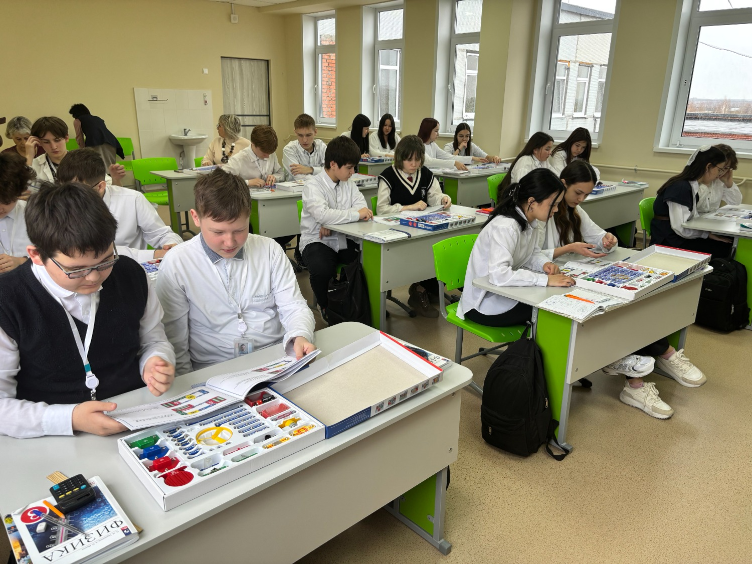 Кульминацией встречи стала практическая часть урока. Вместо задач — электронный конструктор «Знаток», с которым можно закреплять знания играючи.