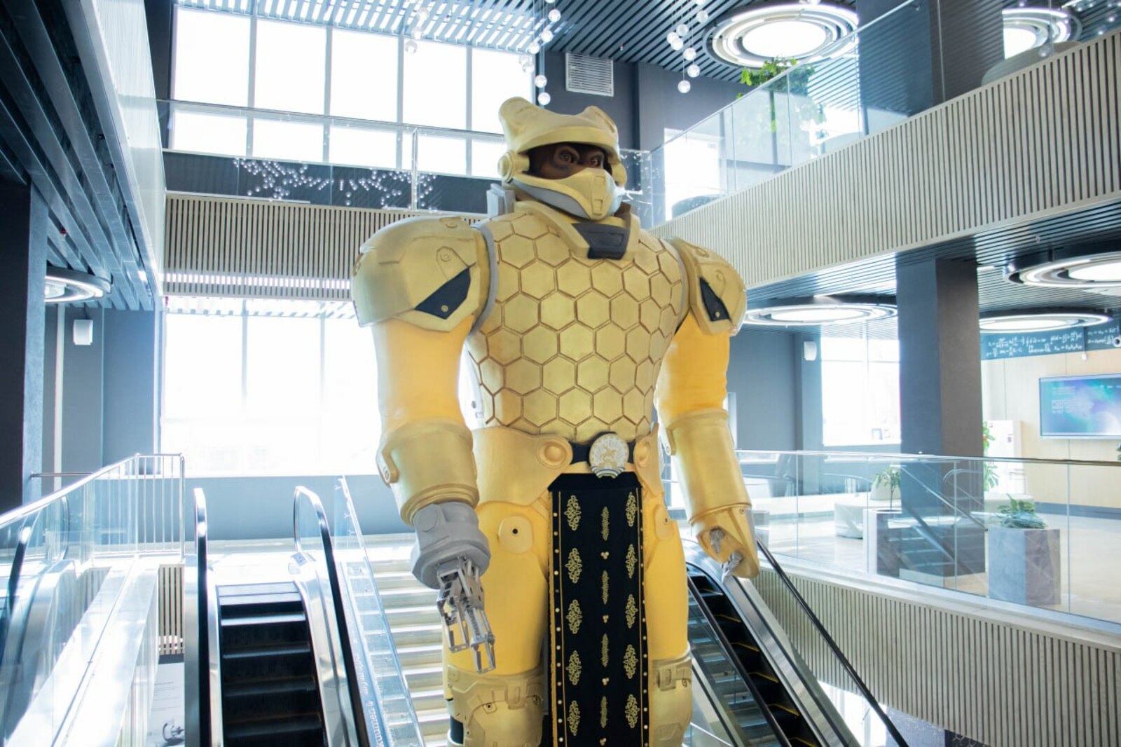 Звезда ПМЭФ медведь-пасечник обрел прописку в Межвузовском кампусе Уфы