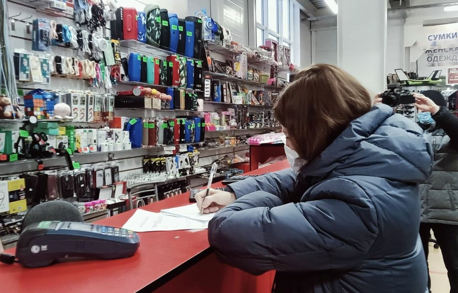 Юлия Щелчкова, «КЗ».  В связи с нарушениями на управляющего торговым центром был составлен протокол.
