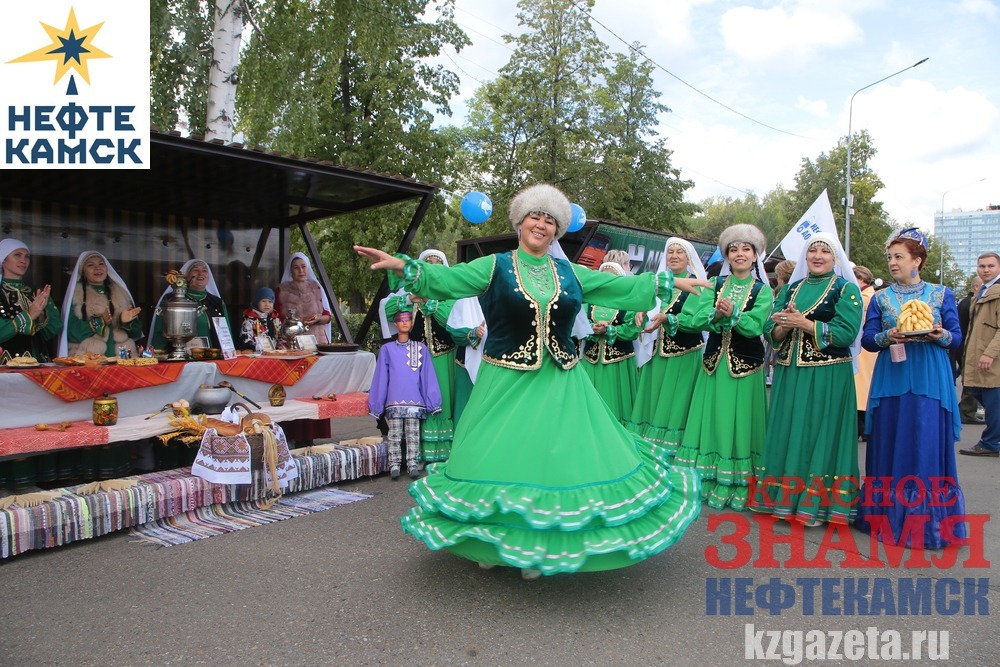 Руслан Никонов, «КЗ».  Песни и танцы в национальных костюмах придали празднику  особый колорит.