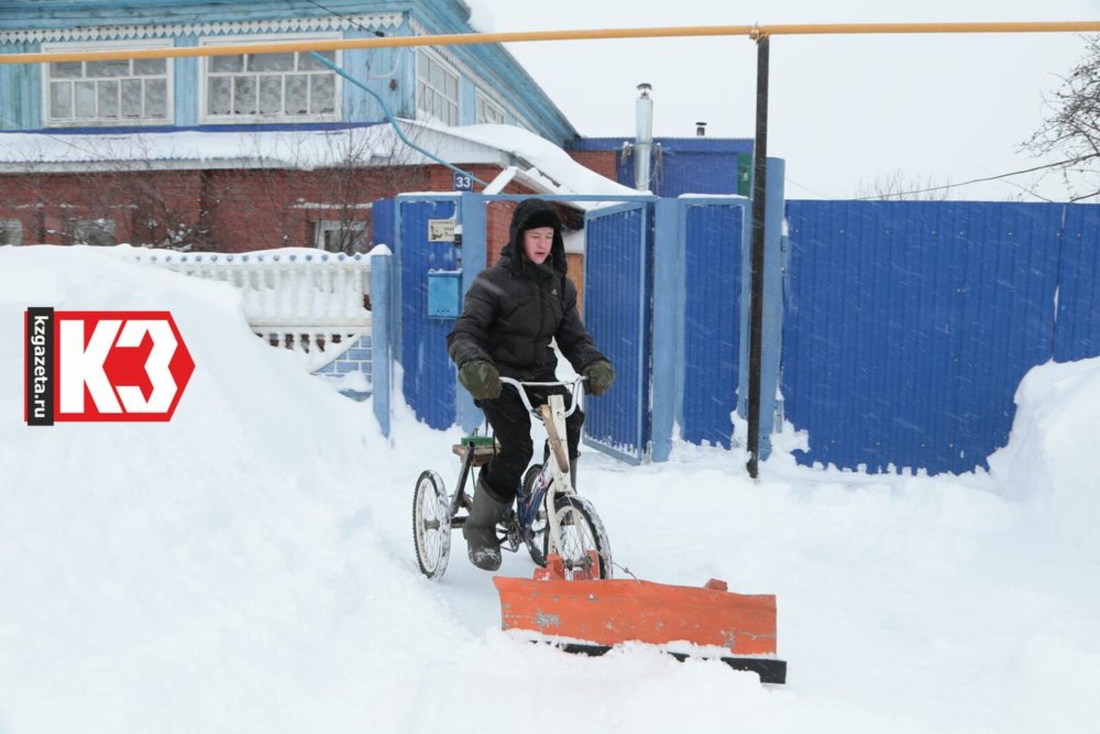 Изобретательный школьник модернизировал велосипед, присоединив к нему отвал для очистки двора от снега. Фото: Руслан Никонов, «КЗ».