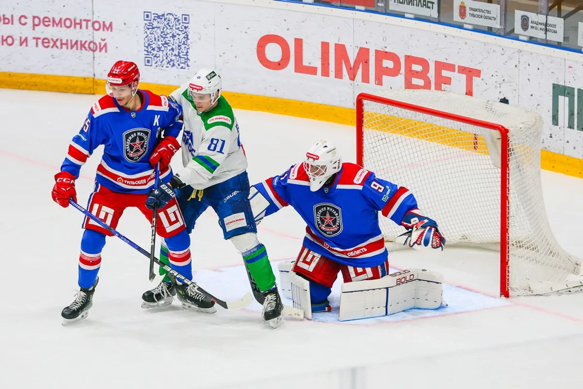 Пресс-служба ХК «АКМ». https://akm-hockey.ru/ Волокитин и Пучков у ворот Пастуха.
