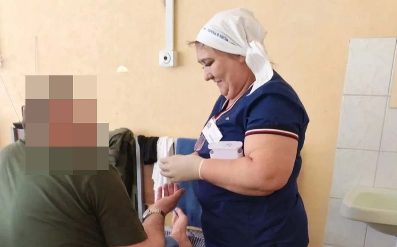 Зилара раздаёт таблетки, но главное лекарство волонтёров – тёплое слово и забота. Фото из личного архива Зилары Гилимьяновой.