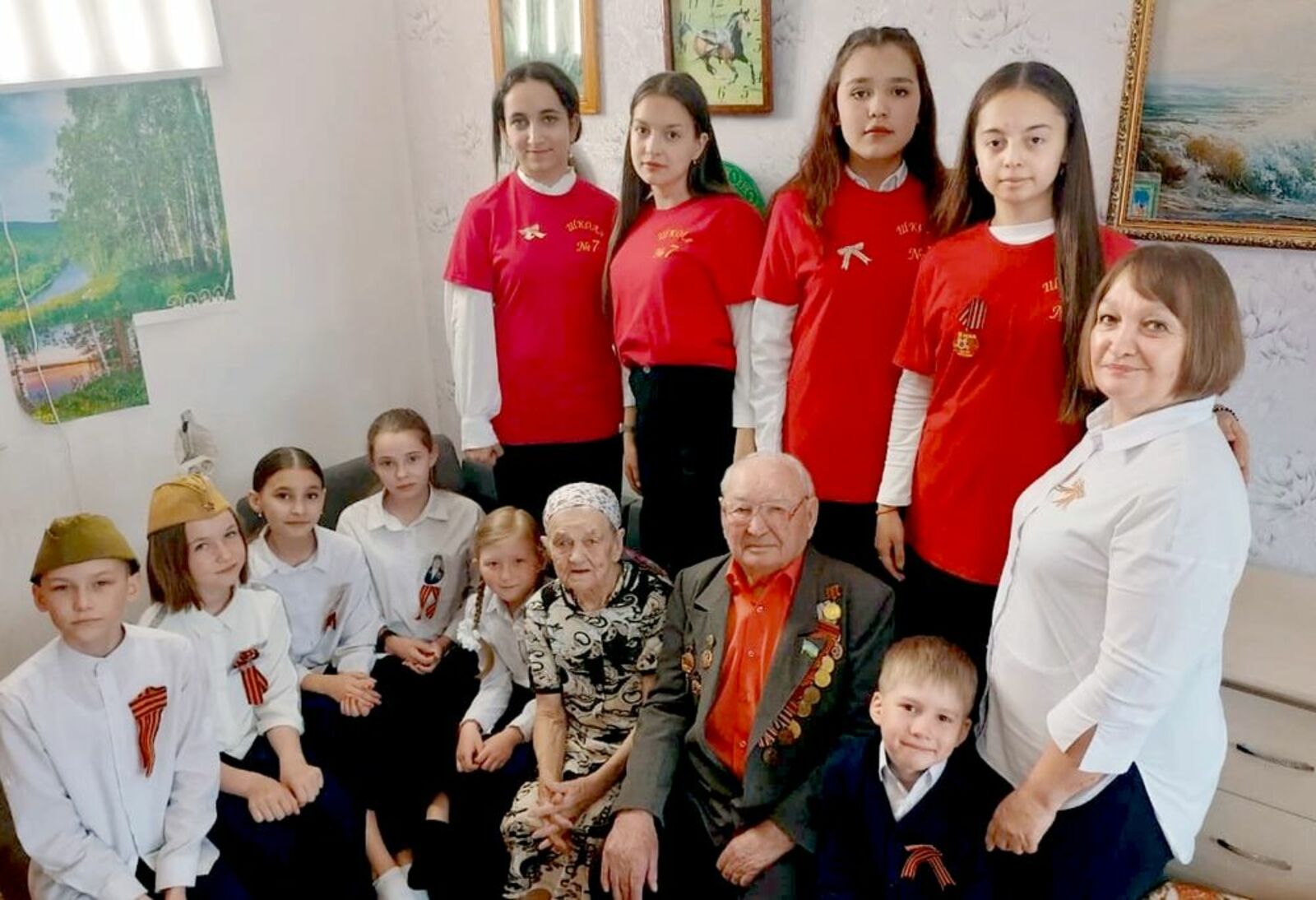 Ученики седьмой школы в гостях у Узбака Шайхутдиновича и Нажии Нурмухаметовны Салаховых.