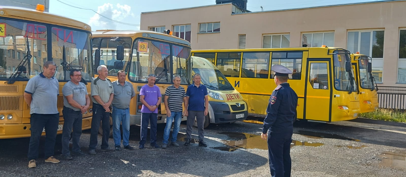Водителям напомнили правила перевозки школьников.