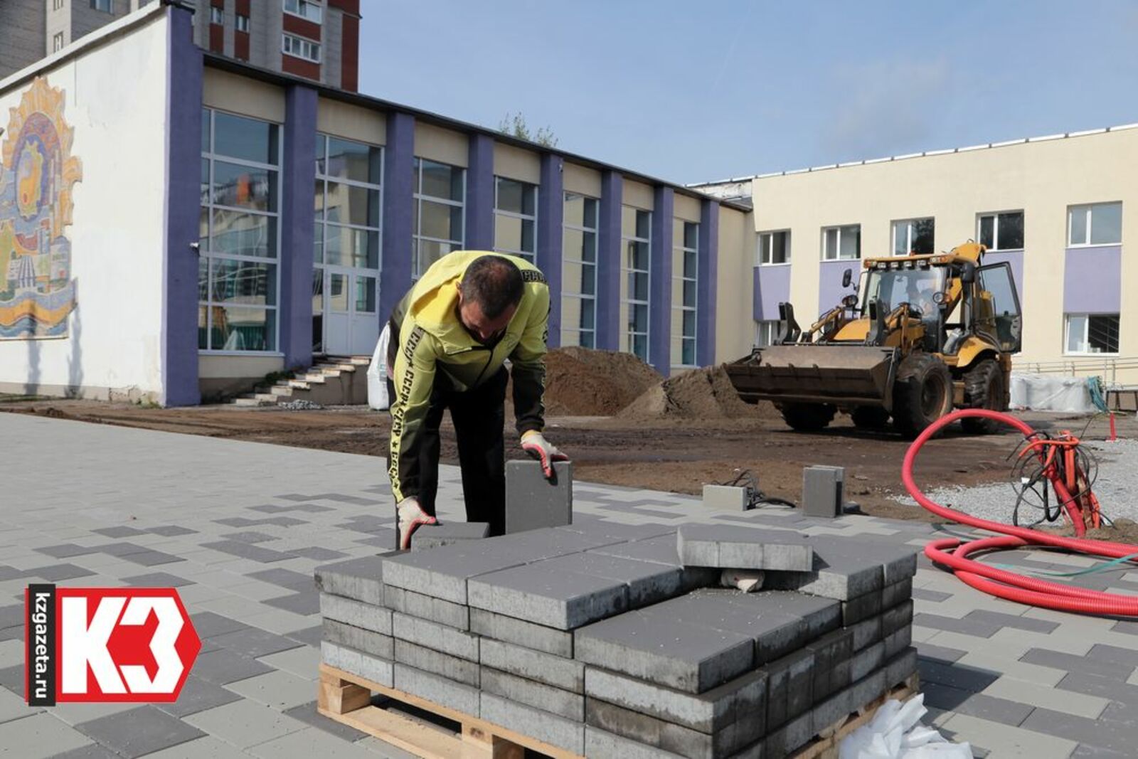 Как только доставили брусчатку, работа закипела вновь. Фото: Руслан Никонов, «КЗ».