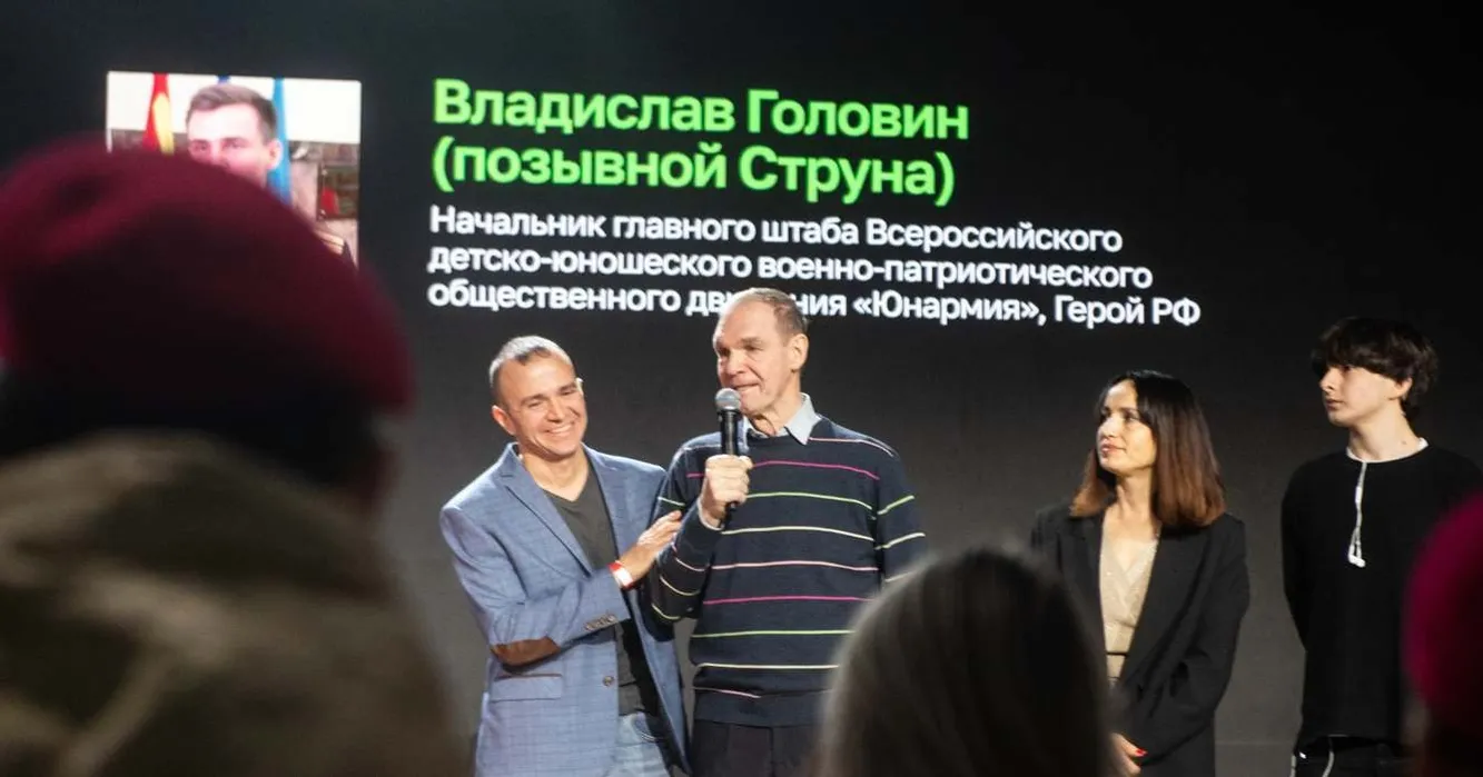 «Я здоров. Стою здесь сегодня только благодаря моему донору», - с дрожью в голосе сказал реципиент Владимир Стародумов, которого вырвал из лап смерти Данил Шарифуллин. Фото Надежда Храмова.