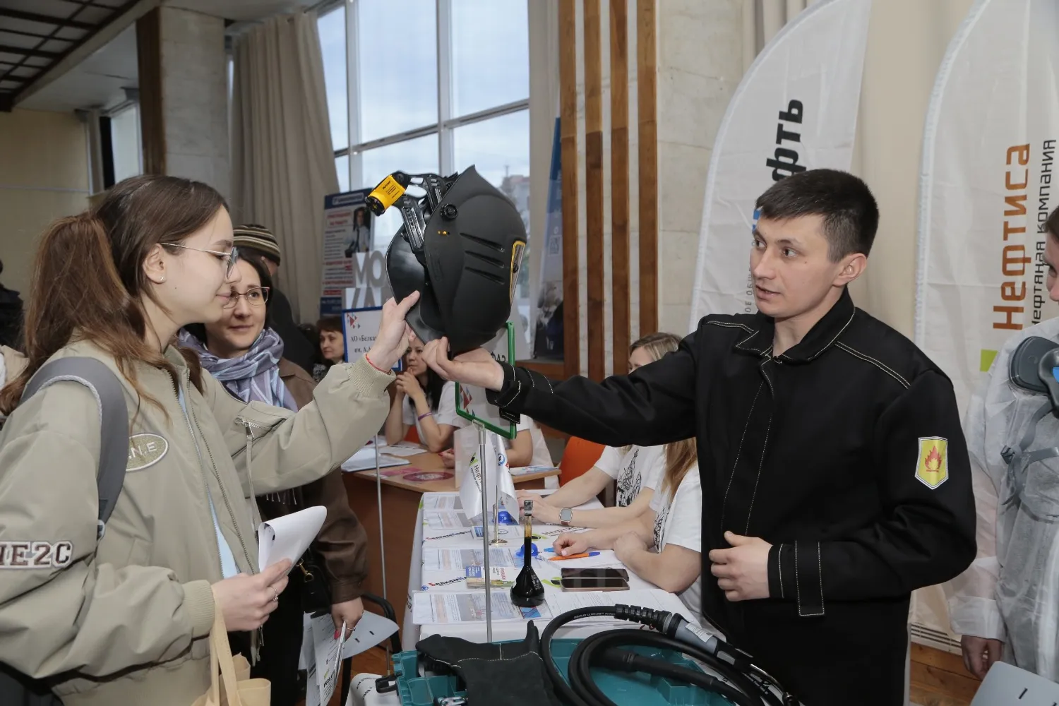 Сегодня работодатель во всех смыслах идёт навстречу соискателям. На ярмарке «Проффест» в апреле 2025 года в Доме молодёжи. Фото: Руслан Никонов, из архива «КЗ».