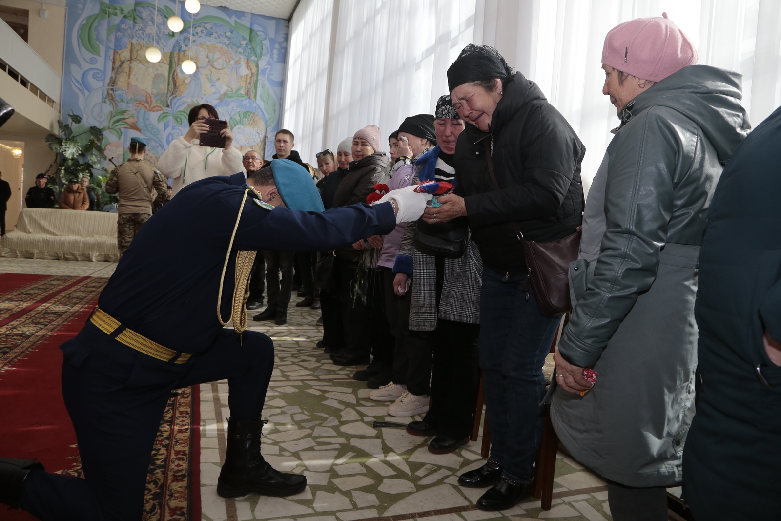 В знак признания мужества и самоотверженности перед Отечеством семье погибшего был передан Государственный флаг как символ Российской Федерации на вечное хранение. Фото: Руслан Никонов, «КЗ».