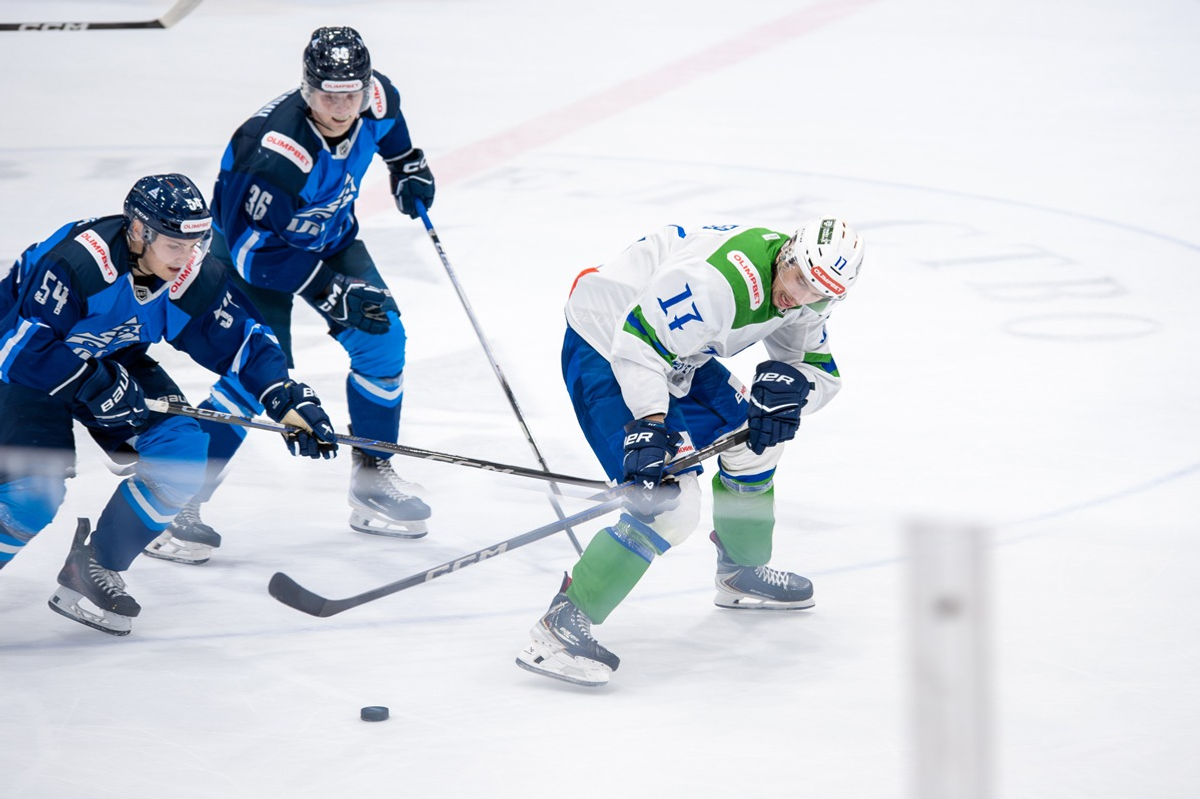 Пресс-служба ХК «Динамо-Алтай». https://hcda.ru/ Сычёв против двух игроков соперника.