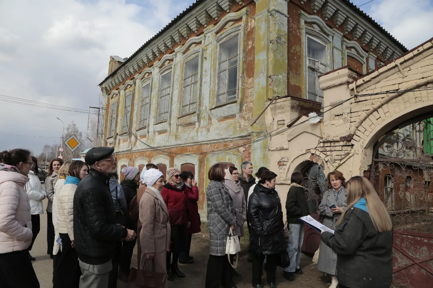 Гостей города заинтересовали история дома купцов Вечтомовых. Фото: Руслан Никонов, "КЗ".