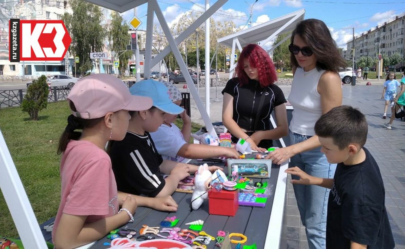 Дарья Мазур знакомится с ассортиментом нефтекамских рукодельниц. Фото: Юлия Щелчкова, «КЗ».