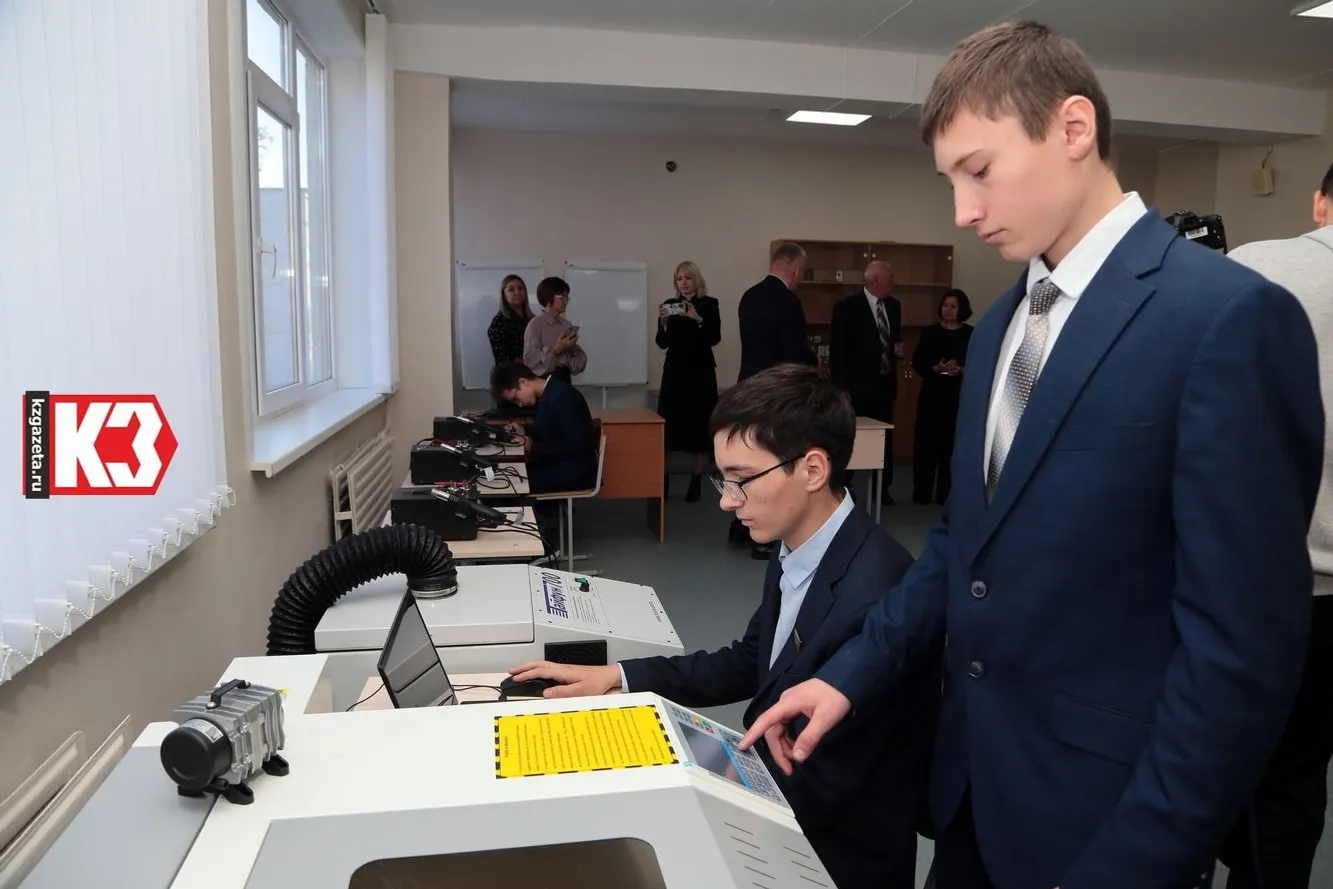 С высокотехнологичным оборудованием лицеистам стало проще делать первые шаги в науку.  Фото: Руслан Никонов, «КЗ».