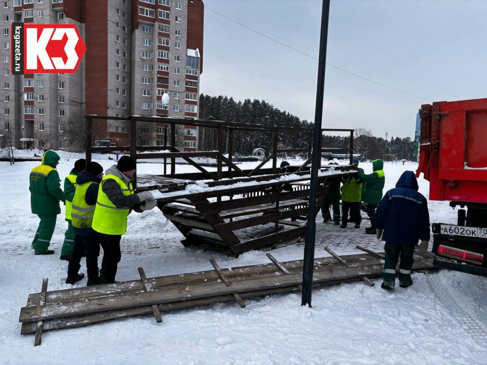 Эта конструкция со ступенями, дорожкой и закрытыми боковинами обеспечит безопасность окунающихся. Фото: Регина Кузнецова, «КЗ».
