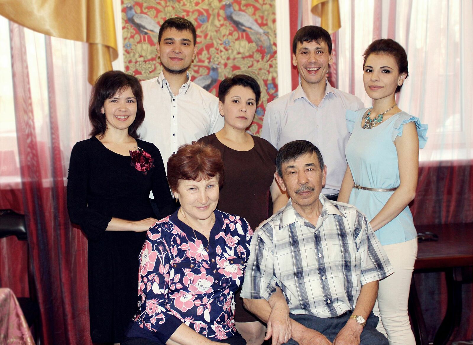 Родители и пятеро детей – настоящая семьЯ. Фото из семейного архива Аллаяровых.