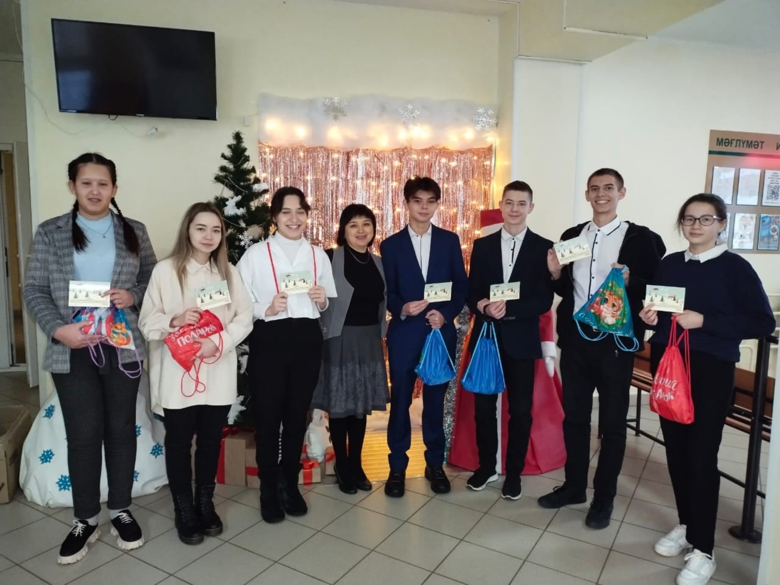 В День новогодних подарков в школе №9 чествовали отличников учёбы, победителей олимпиад, конкурсов.