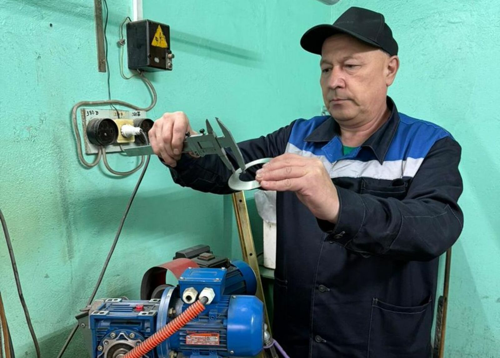 Радик Сабахович Хазиев, слесарь-ремонтник, трудится на АО «Искож» 34 года.