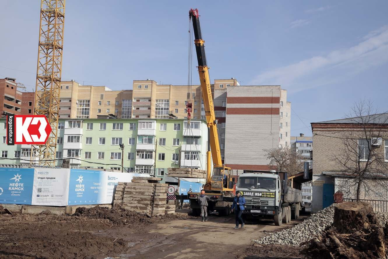 Здесь вовсю идёт строительство нового дома от «Сальвии». Микрорайон точечно застраивается. Фото: Руслан Никонов, «КЗ».