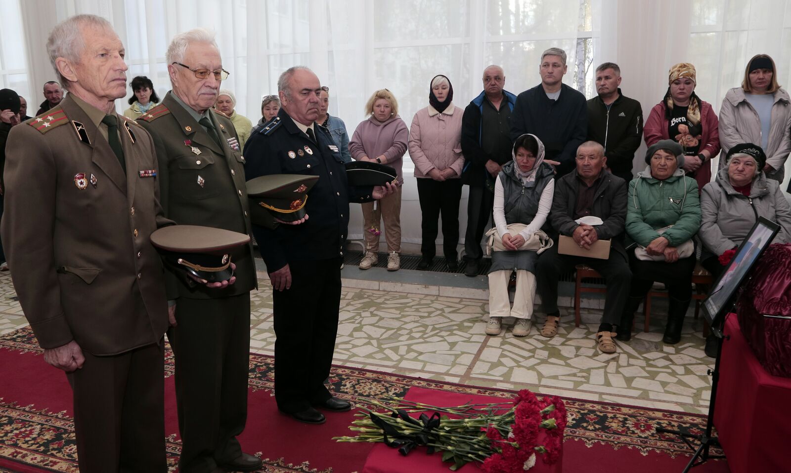 Ветераны различных войск почтили память погибших солдат. Фото: Руслан Никонов, «КЗ».