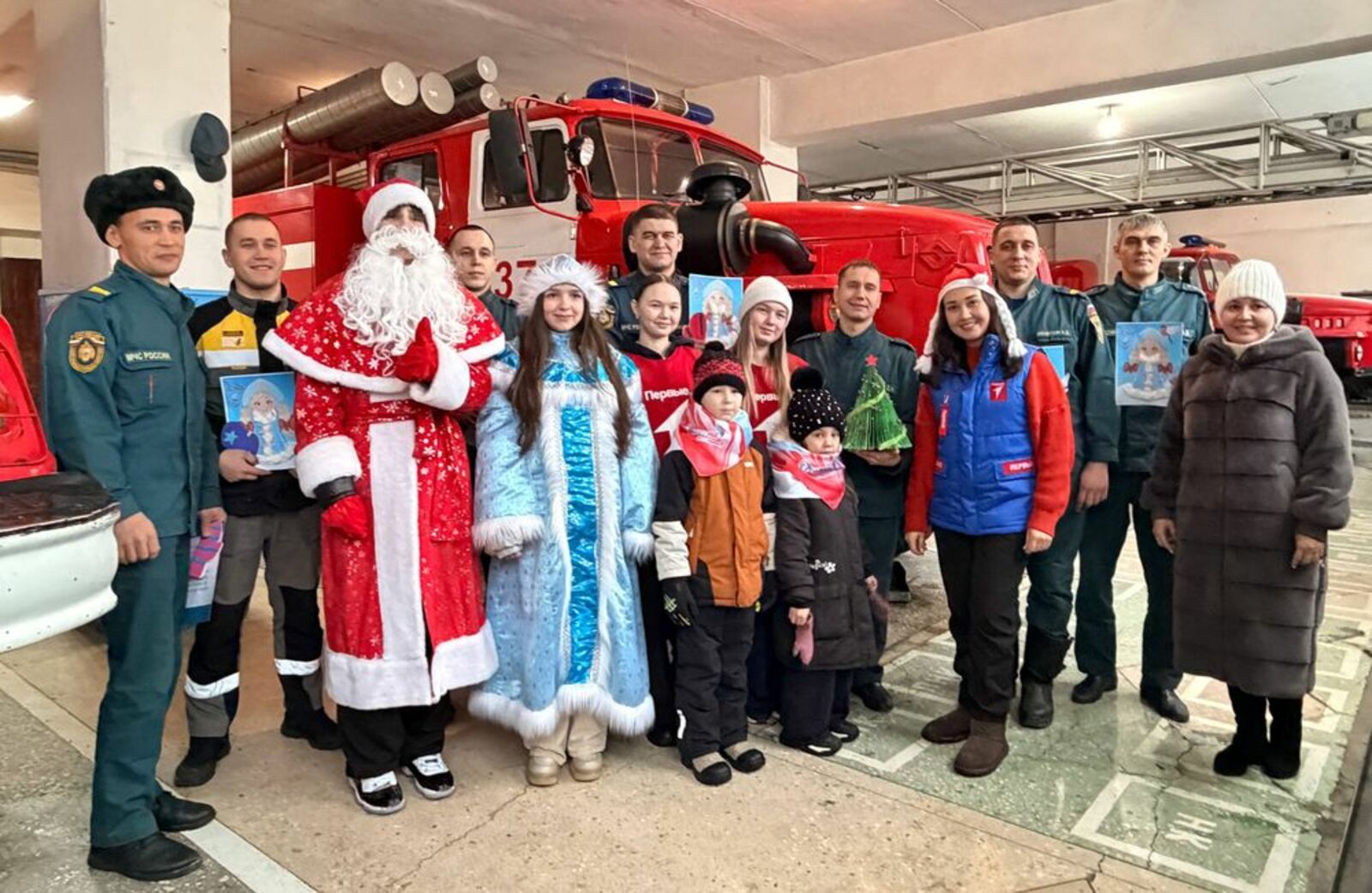 Волонтёры «Движения Первых» побывали в пожарной части, чтобы лично поблагодарить работников за их самоотверженный труд.