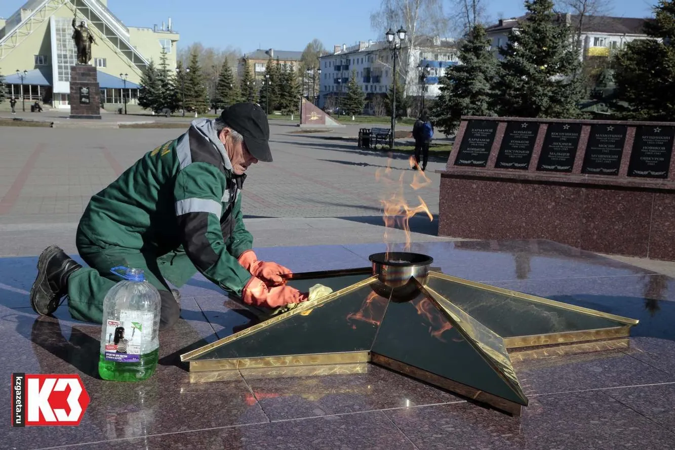 Готовятся к священному празднику и в сквере Победы. Фото: Руслан Никонов, «КЗ».