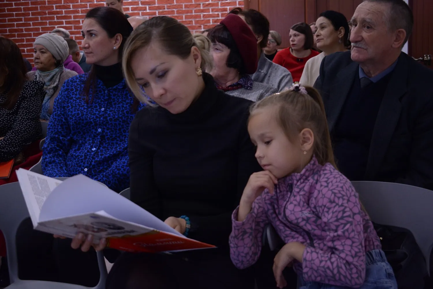 На страницах книги бережно собраны воспоминания о родственниках заводчан, прошедших через горнило войны. Фото: Гузель ГАДИЯТОВА.