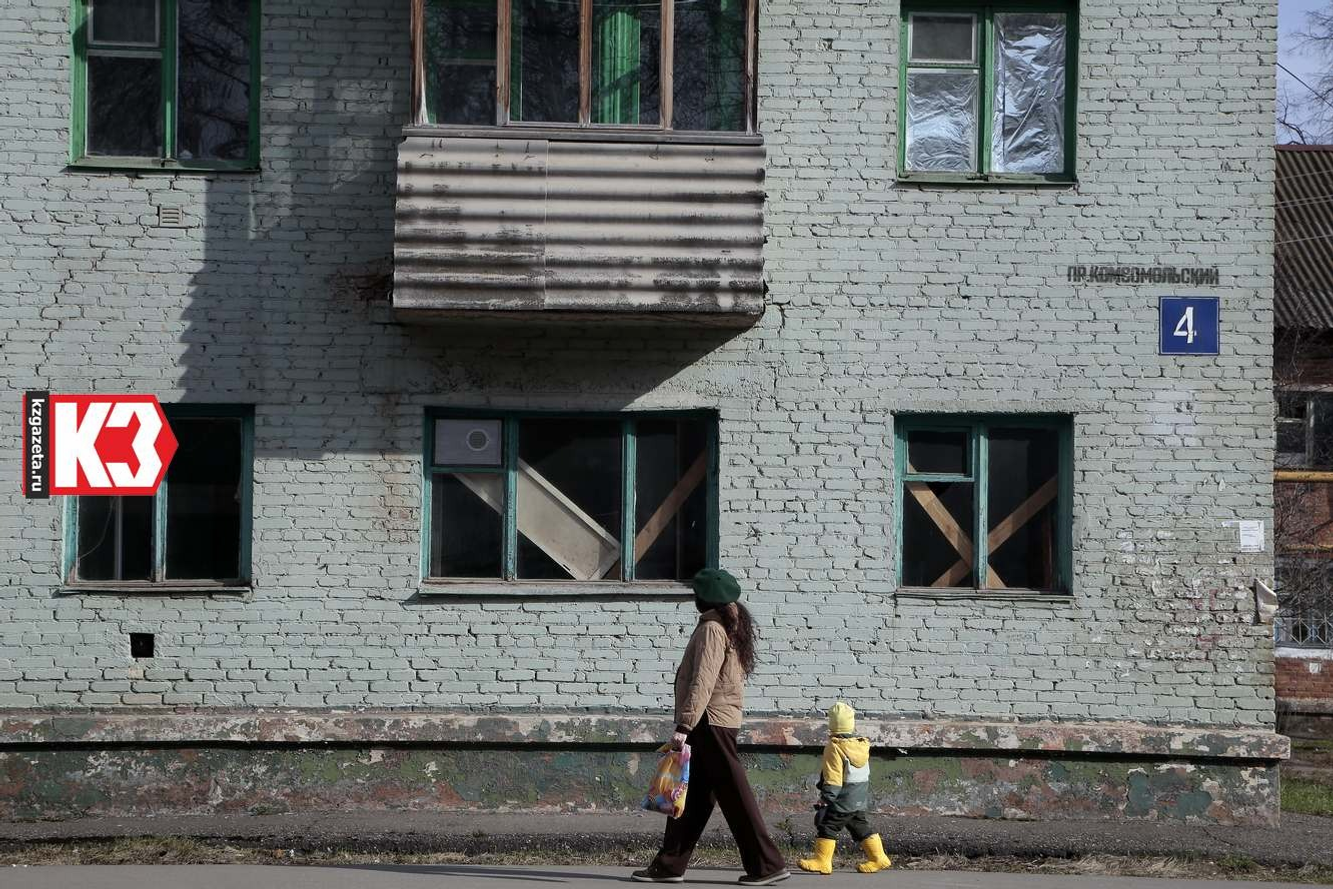 Застройщиком принято решение заколотить деревянными щитами все оконные и дверные проемы с целью ограничить доступ в пустые квартиры посторонних лиц. Фото: Руслан Никонов, «КЗ».