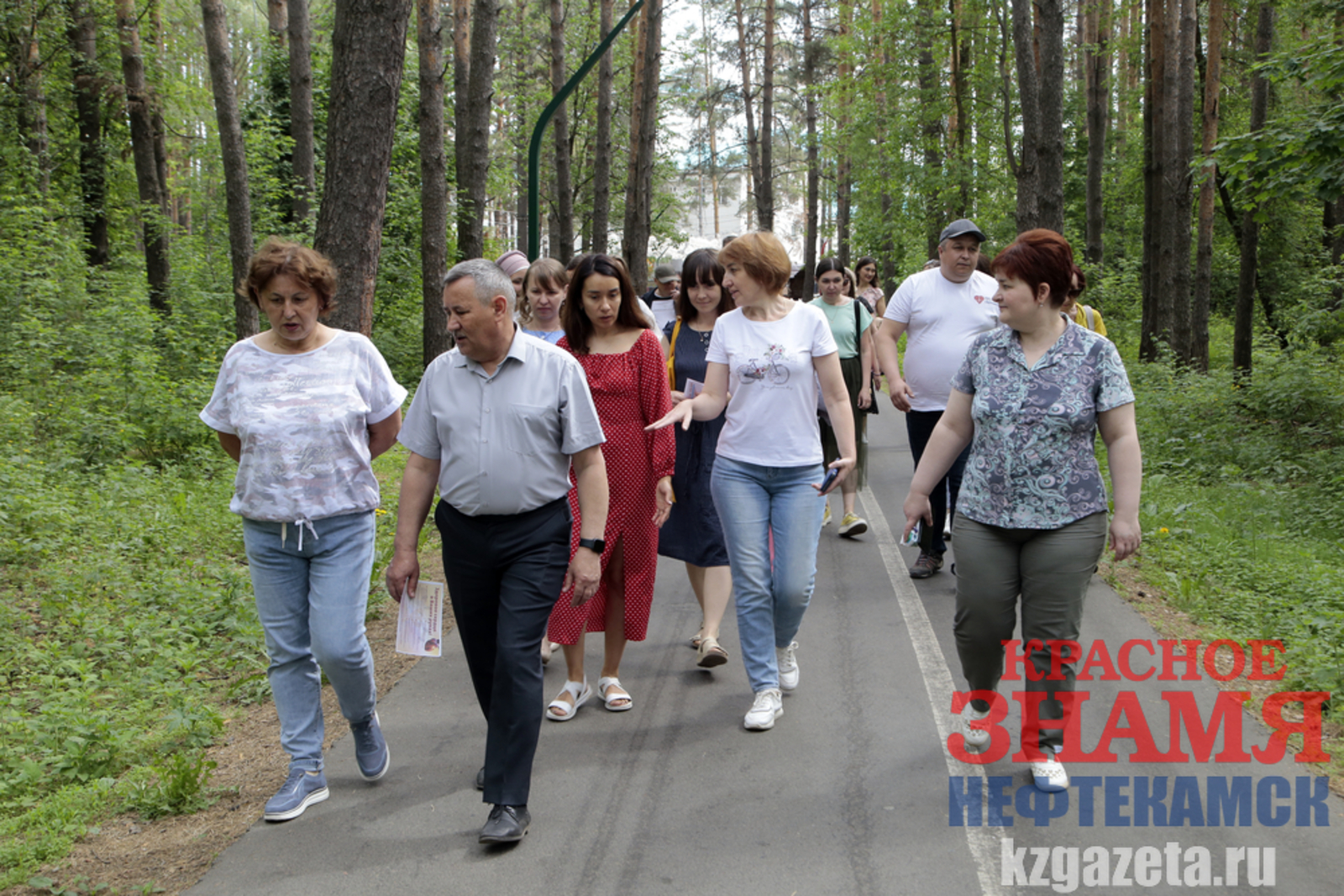 Врачи Нефтекамской городской больницы отвечают на вопросы горожан, прогуливаясь с ними в лесу. Фото: Руслан Никонов, «КЗ».