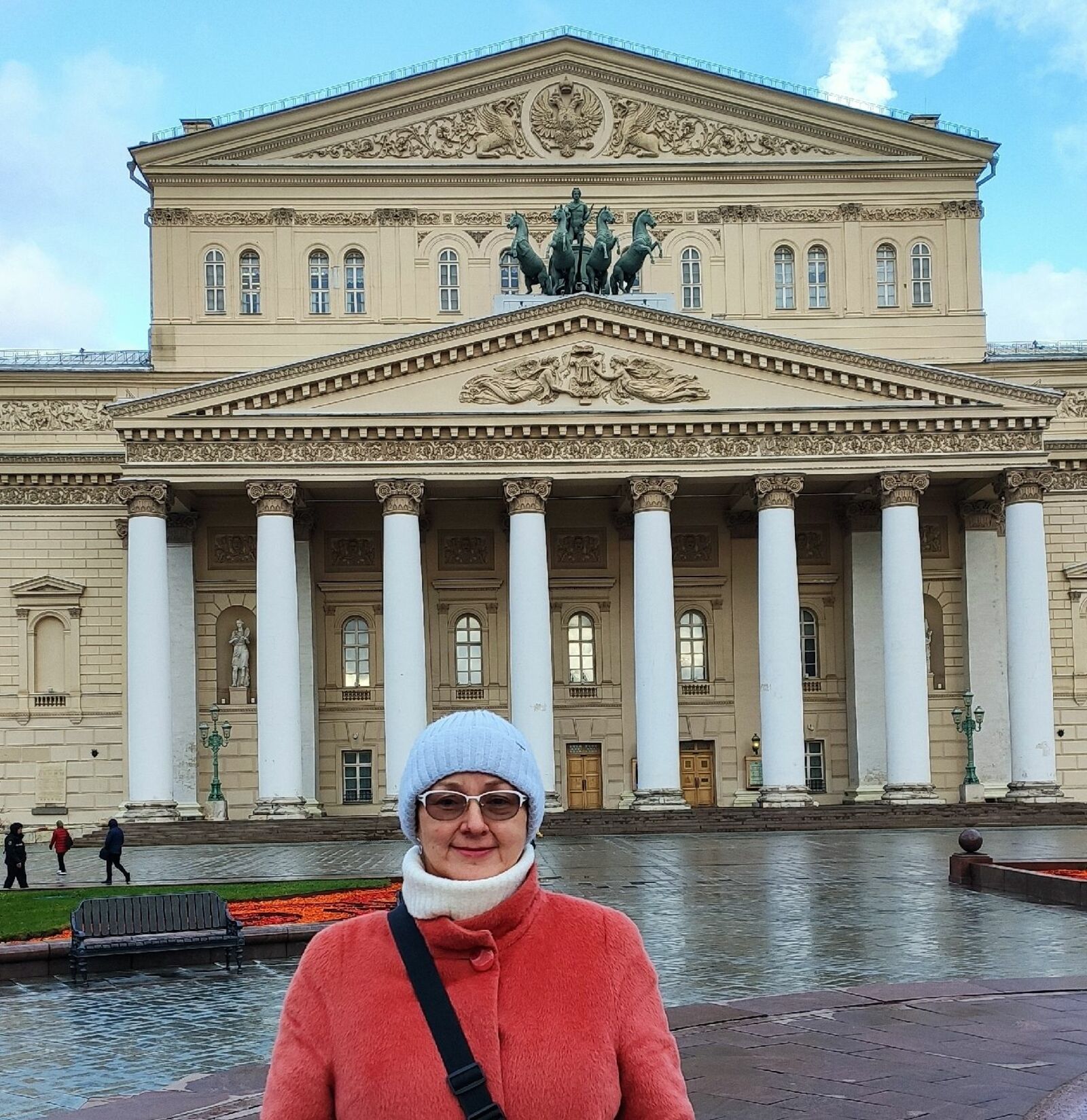 Римма Сафиуллина на фоне Большого театра. Фото из архива Риммы Сафиуллиной.