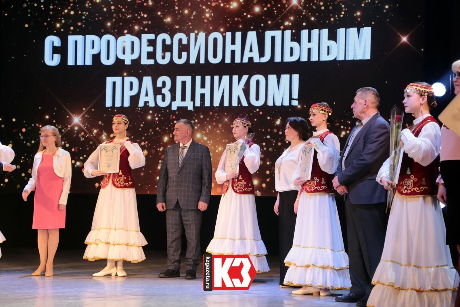 На сцене филармонии чествовали людей труда: слесарей, дорожных рабочих, мастеров, штукатуров-маляров и других. Фото: Руслан Никонов, «КЗ».