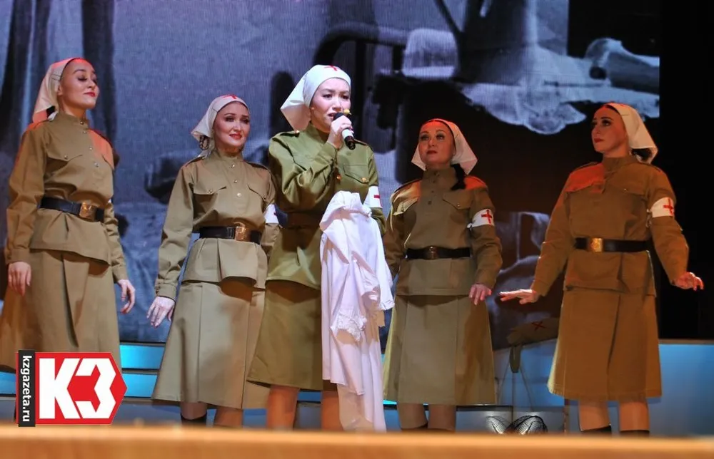 «Вальс фронтовой медсестры» исполняет Гульсия Мараканова. Фото: Елена Аллаярова, «КЗ».