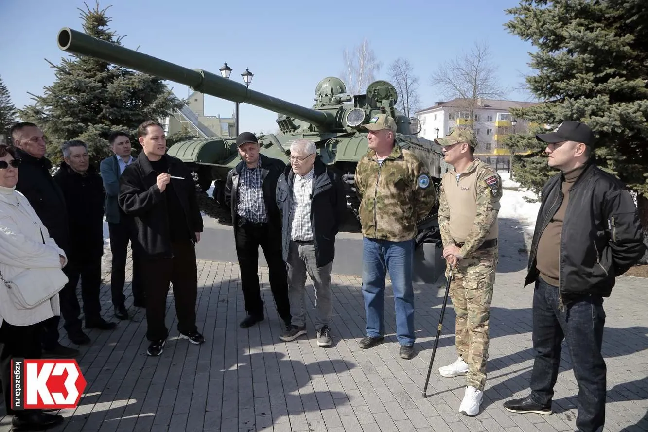 Обсуждение будущего монумента прошло в сквере Победы. Фото: Руслан Никонов, «КЗ».