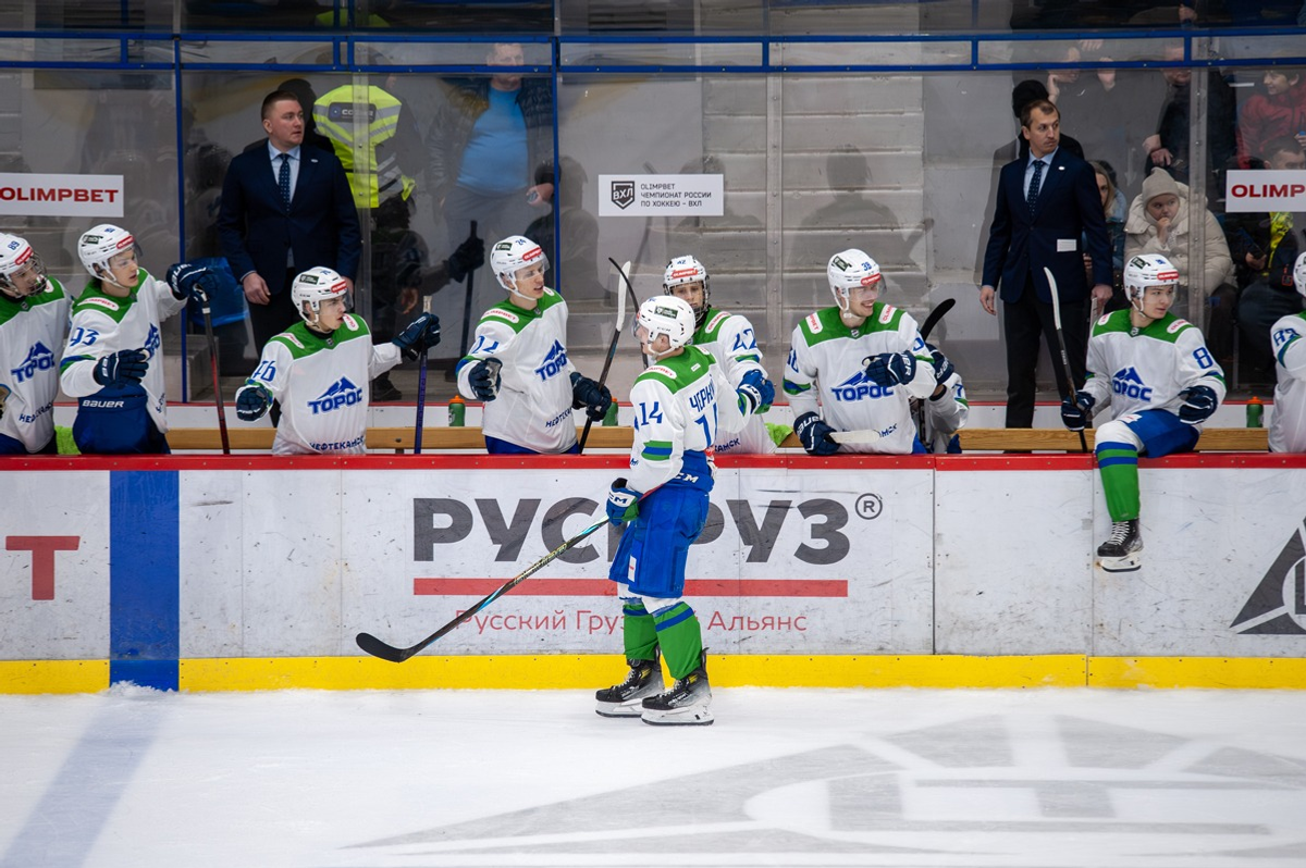 Пресс-служба ХК «Динамо-Алтай». https://hcda.ru/ Чёрный празднует заброшенную шайбу с партнёрами.