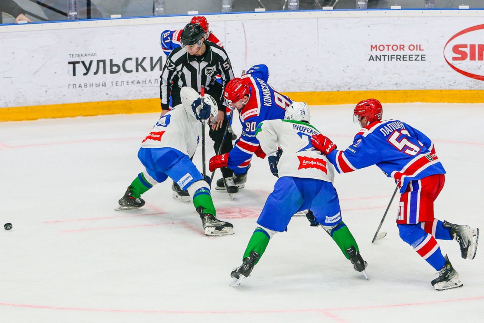Пресс-служба ХК «АКМ». https://akm-hockey.ru/ Валлев и Комиссаров на вбрасывании в зоне нефтекамцев.