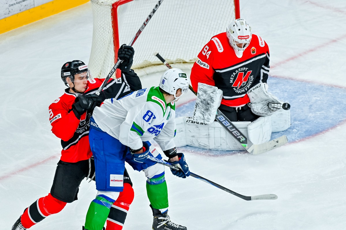 Пресс-служба ХК «Металлург НК». https://metallurg-nk.ru/ Волокитин перед воротами хозяев.