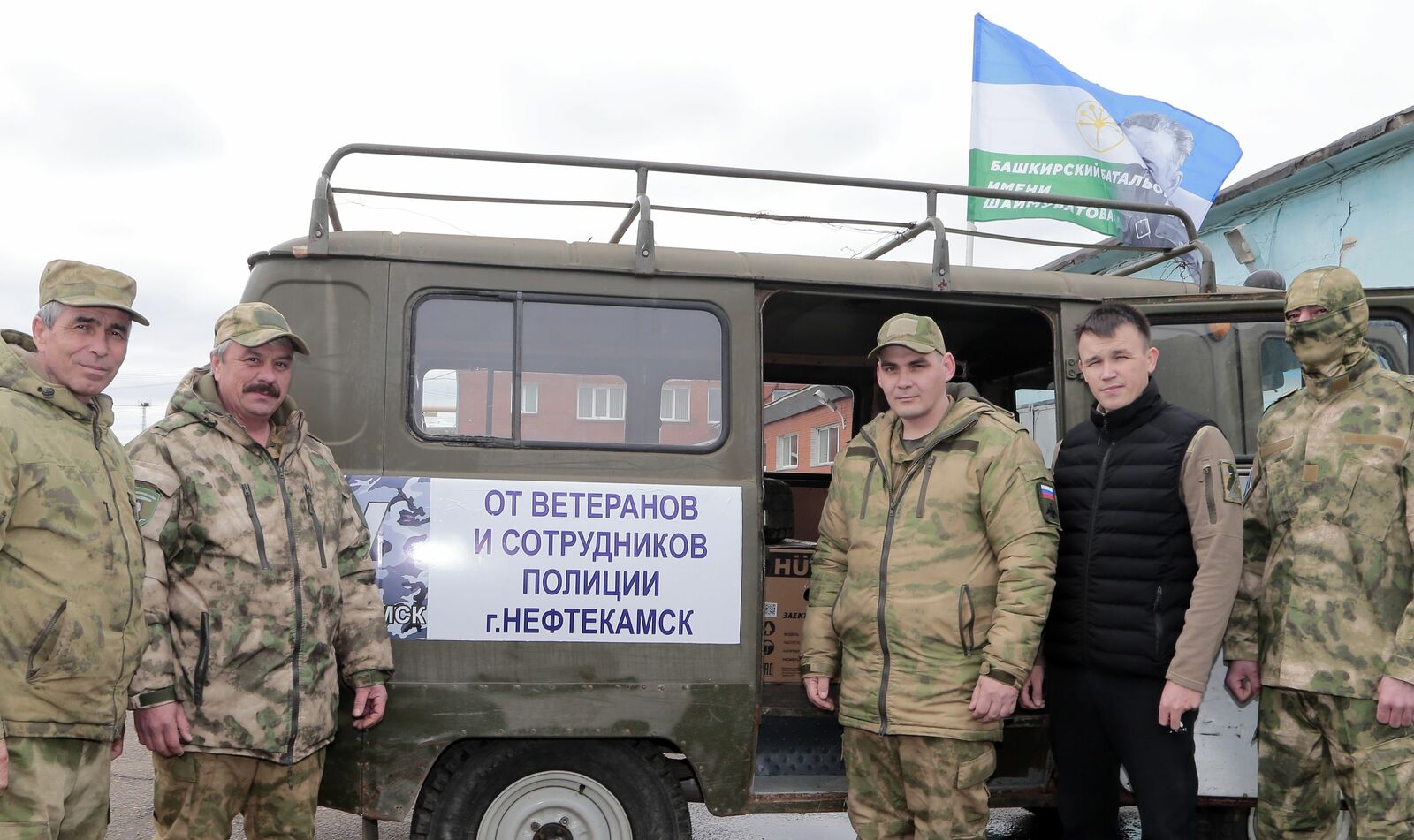 Ветеран МВД вместе с бойцами доставит УАЗ на передовую.