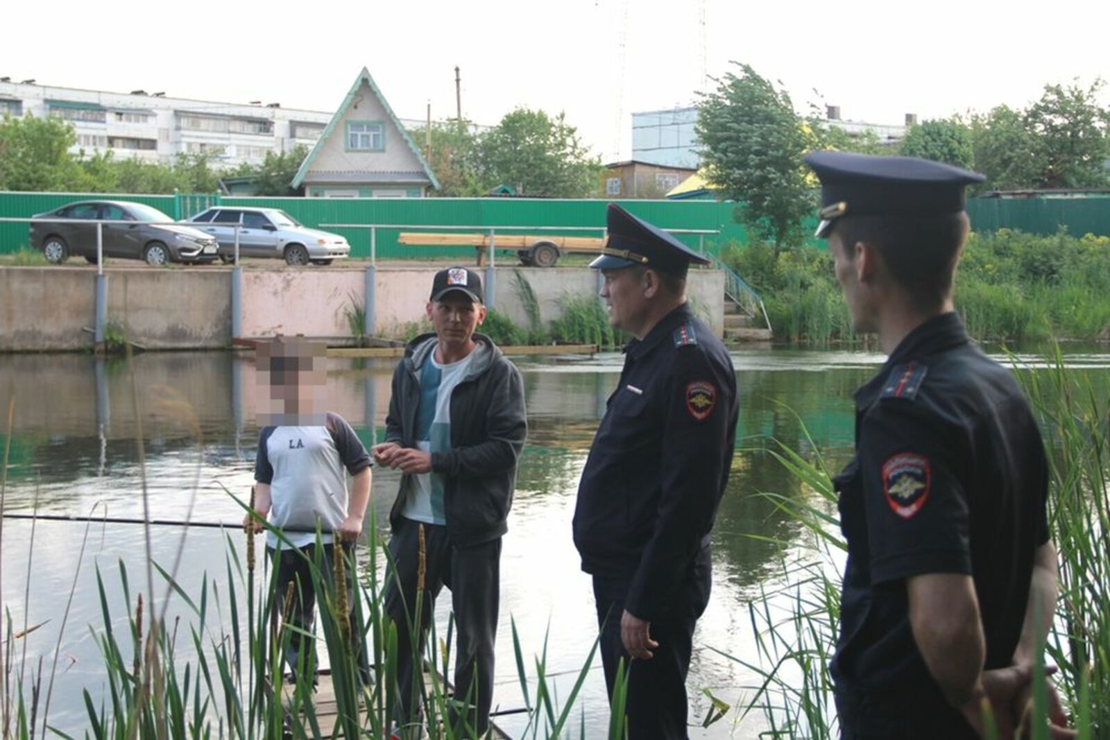 Профилактическая беседа с рыбаками. Фото: Сюмбэль Валеева.