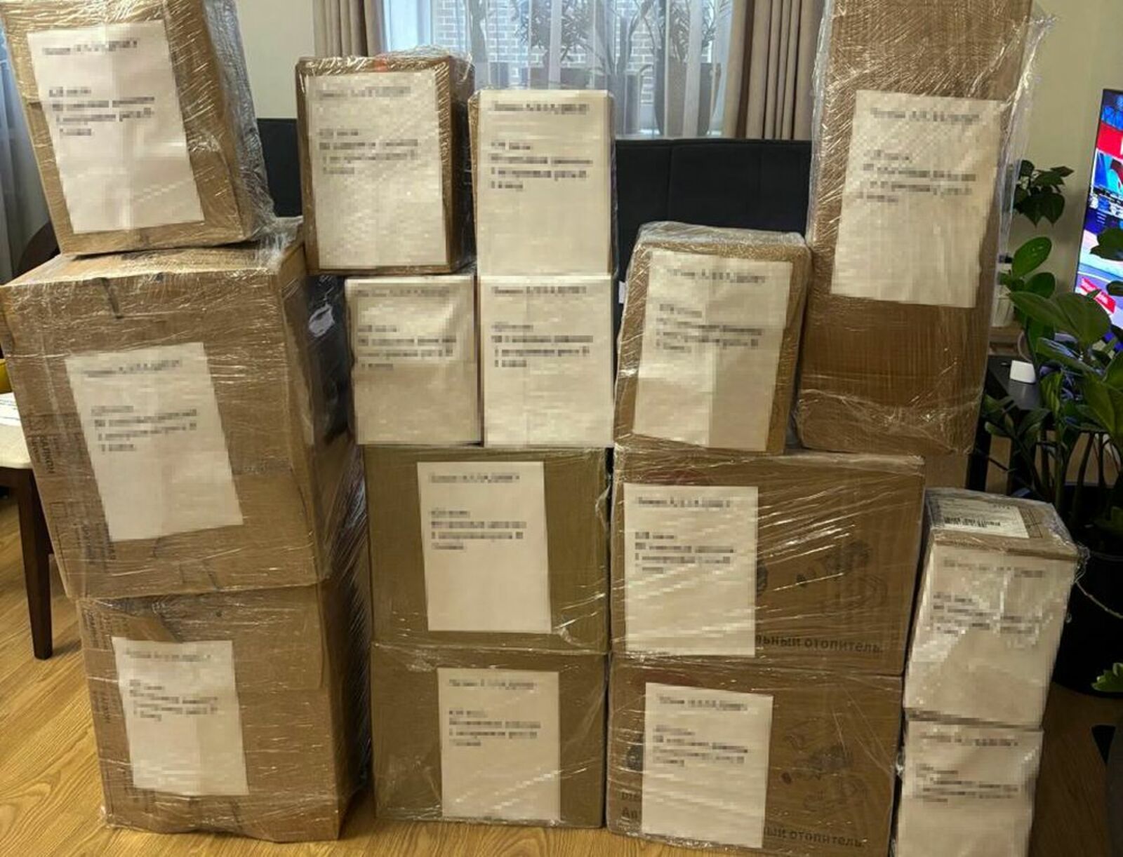 Эти посылки отправились в Красный Луч. Переправить их оттуда в Донецк нам помогли местные волонтёры. Но это уже другая история, такая же добрая и полная веры в людей.