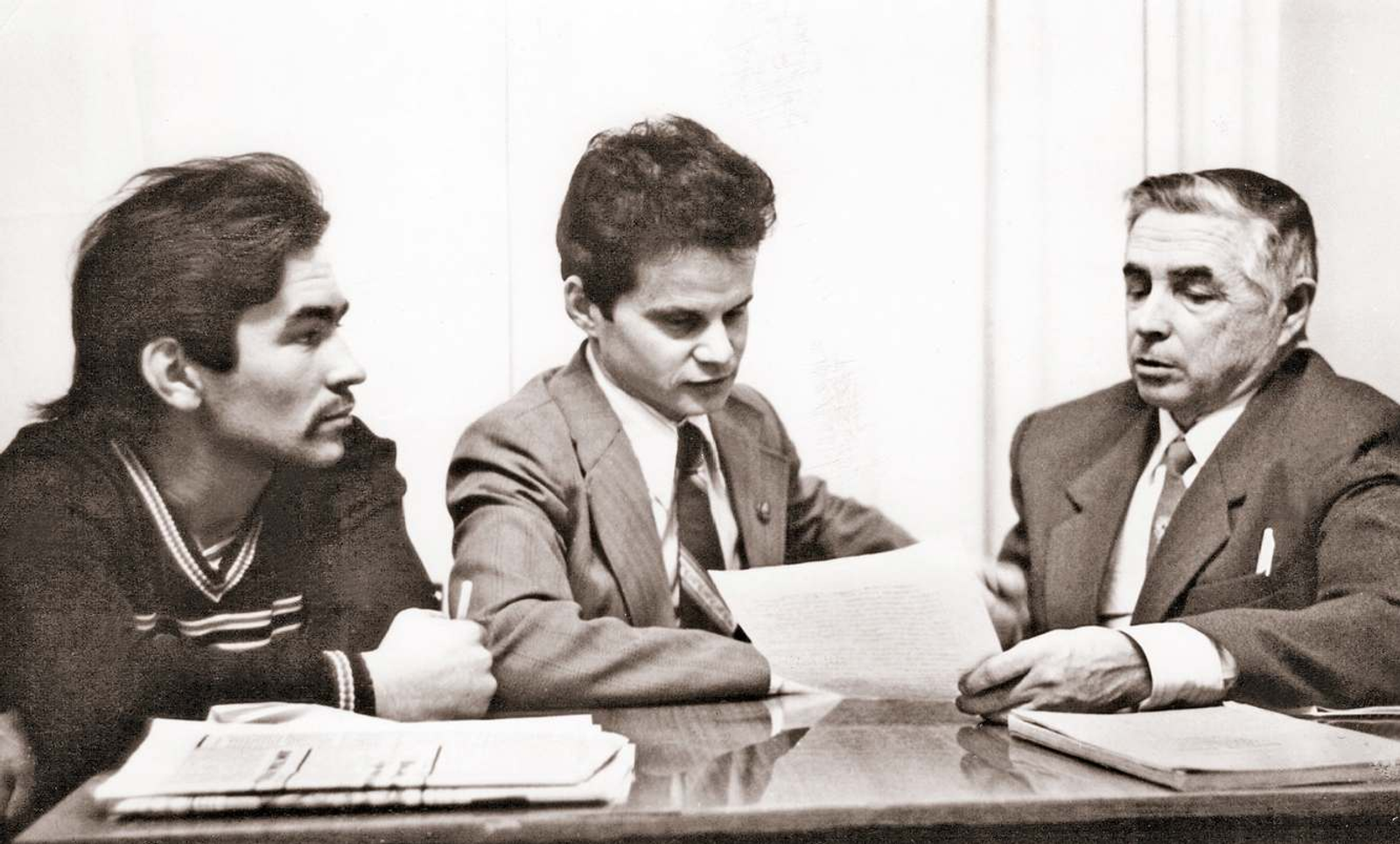 Члены литературного кружка Г.Шайтуков, И.Губаев, И.Караев (слева направо) обсуждают творческие планы. 1988 год. Фото из архива редакции газеты «Чолман».
