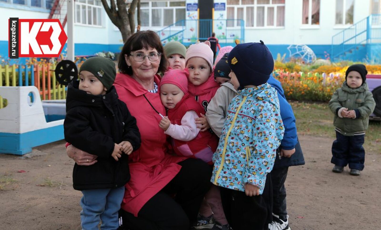 Воспитатель детского сада №32 Рафида Муллагалиевна просто обожает детей, и они это чувствуют, отвечают ей тем же. Фото: Руслан Никонов, «КЗ».