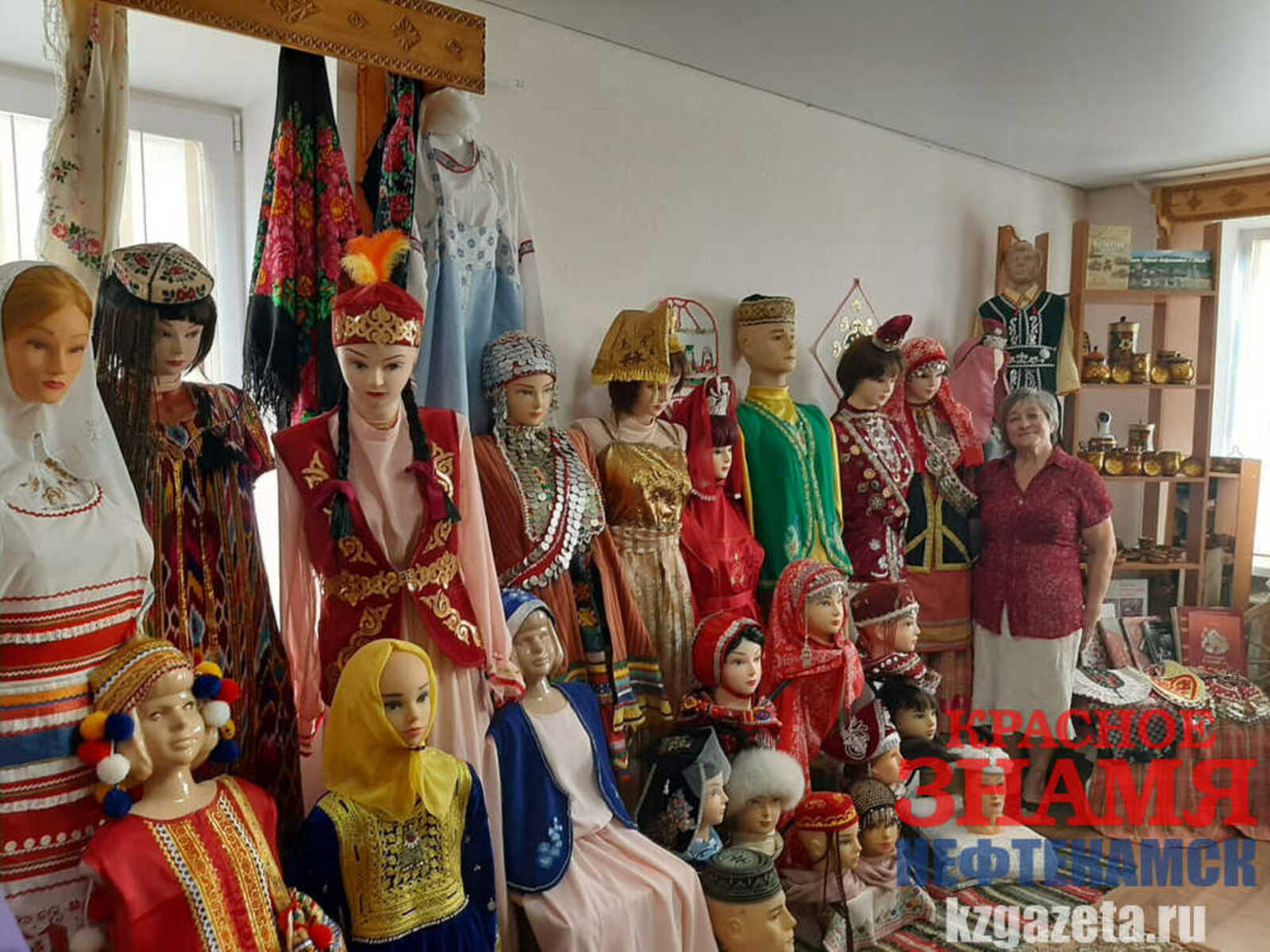 Фото: Миляуша Сиразетдинова, «КЗ».  В этно-студии выставлено более тридцати национальных костюмов, и это только начало.