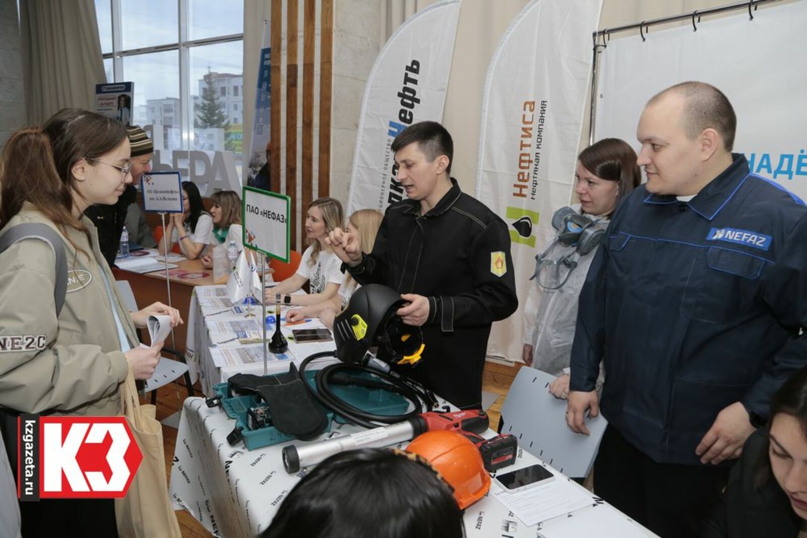 Представители организаций консультировали горожан, подыскивающих работу. Фото: Руслан Никонов, «КЗ».