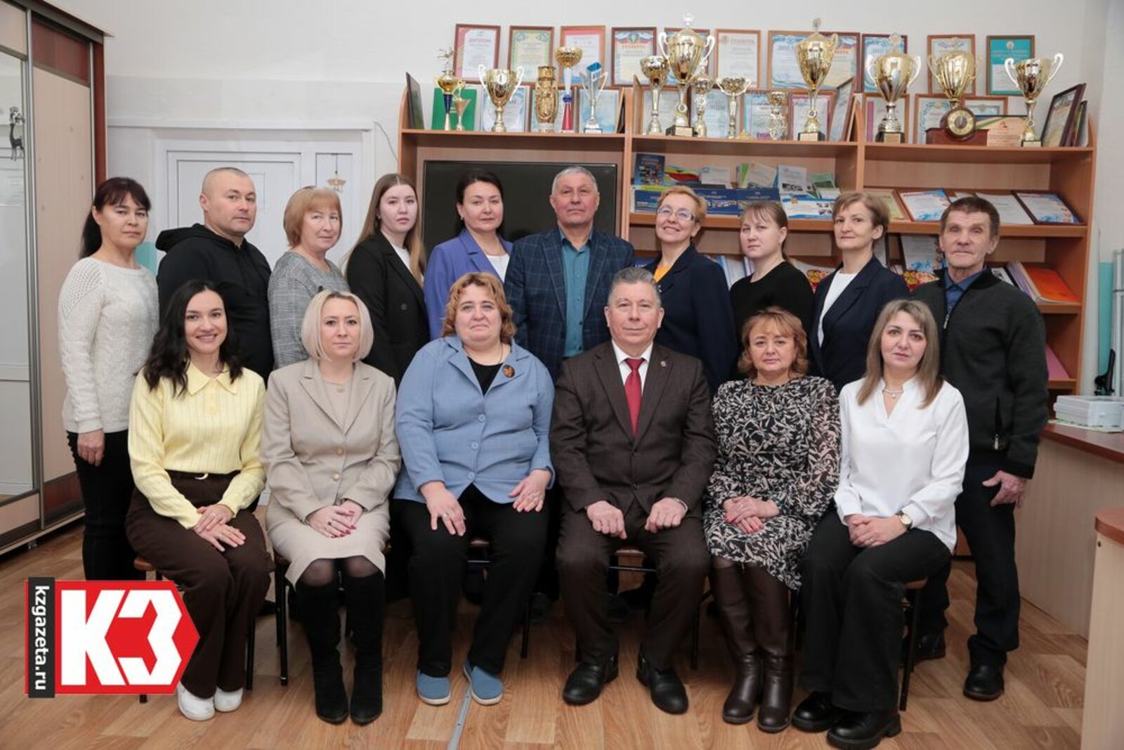 Вот они – педагоги и работники Детской юношеской спортивной школы, подготовившие многих успешных спортсменов города. Фото: Руслан Никонов, «КЗ».