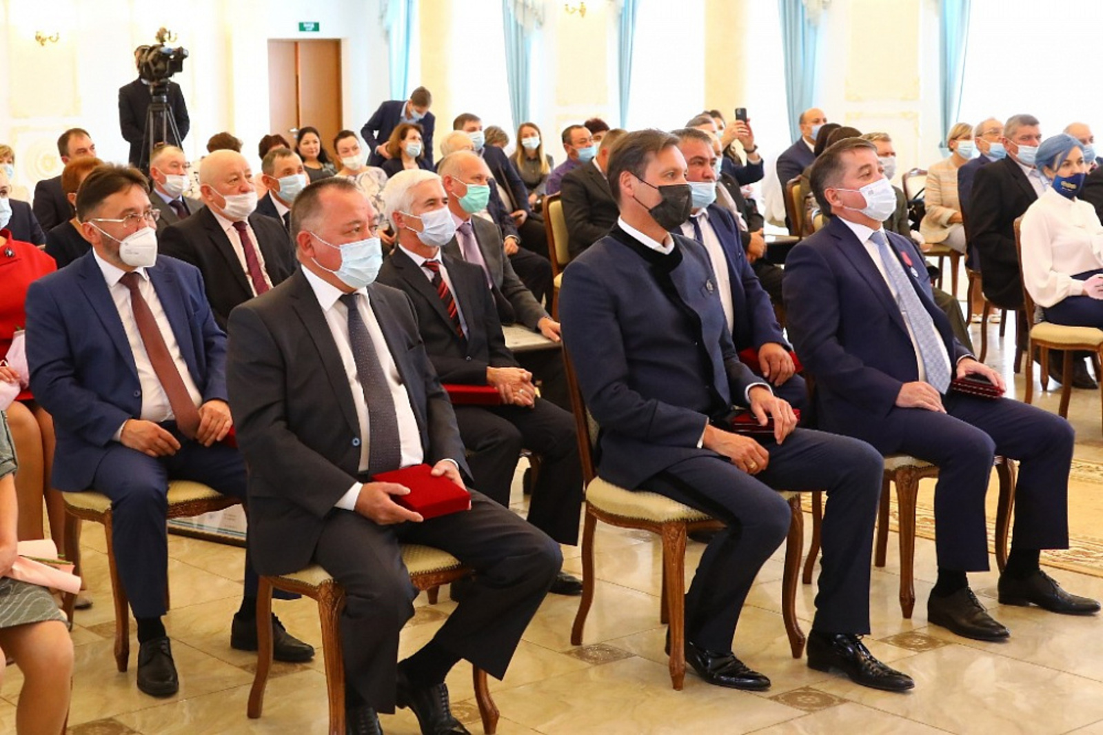 Глава Башкирии Радий Хабиров вручил государственные награды в рамках Дня Республики