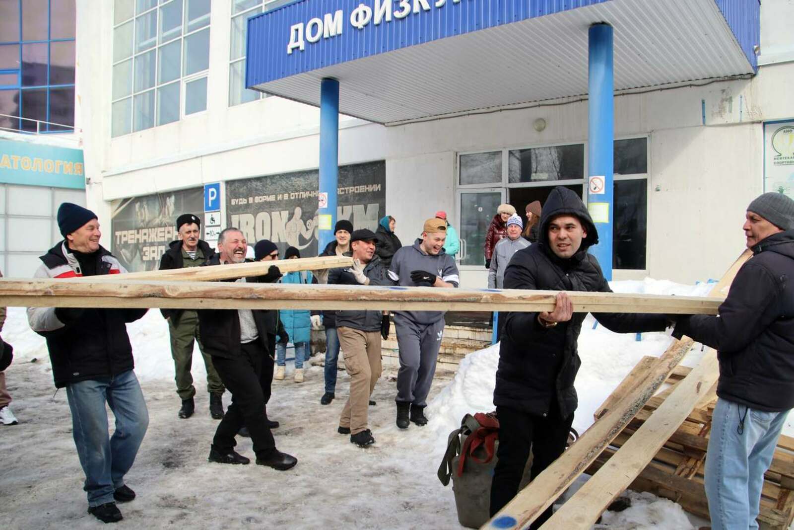 Погрузка шла бодро и слаженно. Фото: Гульназ Ахиярова.