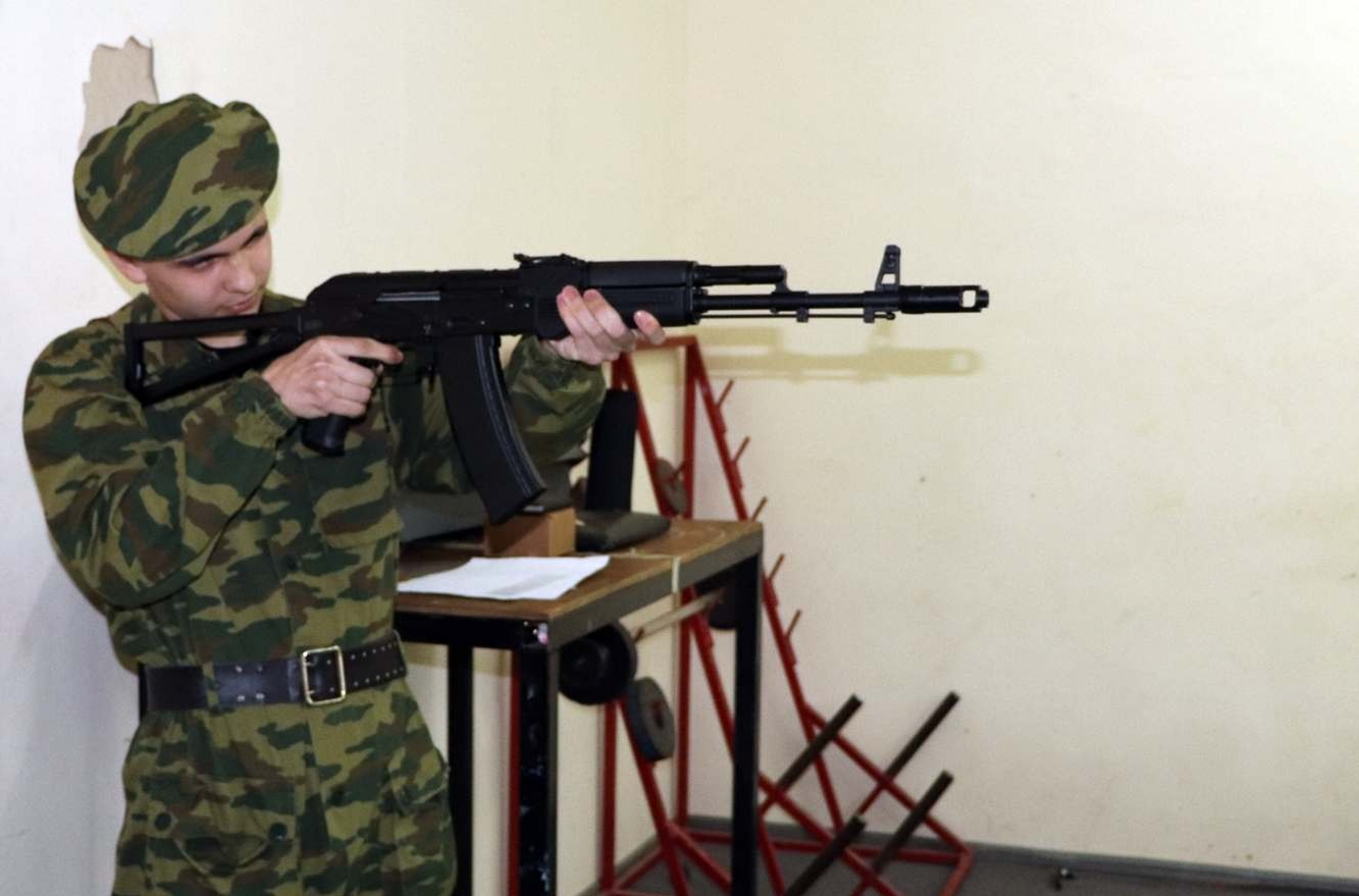 Регина АЛЕКСЕЕВА, Виолетта ГОРБУНОВА.  Участники зарницы состязались в стрельбе, строевой подготовке и оказании первой помощи.