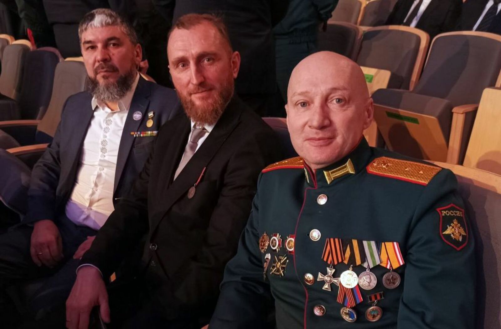 Алексей Савельев (справа) на оглашении послания.