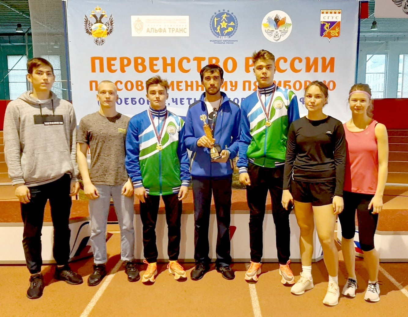 Равшан Мирзакаримов (в центре) вместе со своими воспитанниками, которые заняли первое место на первенстве России по современному пятиборью в эстафете юношей и девушек 14-16 лет.