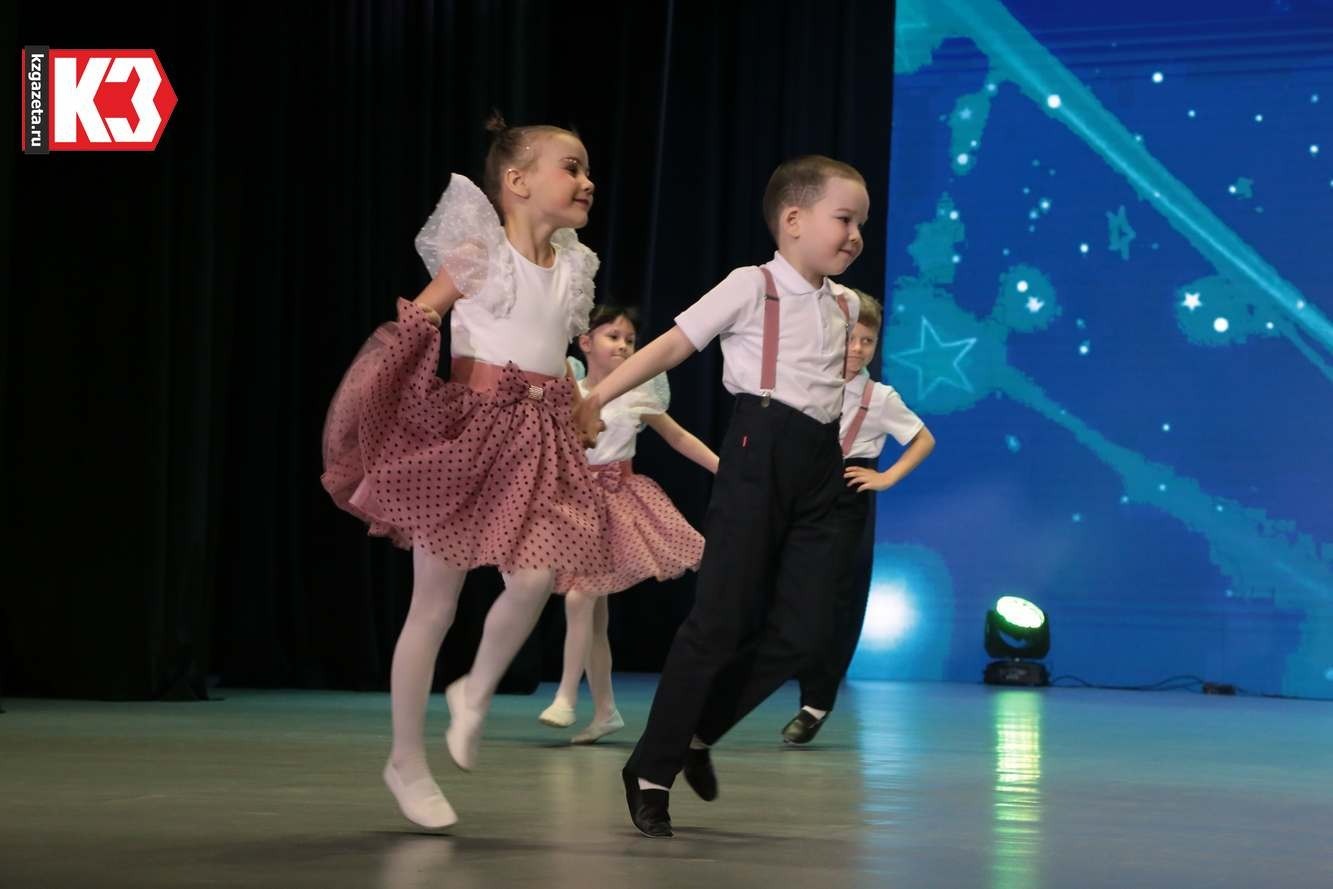 На сцене – маленькие дебютанты. Фото: Руслан Никонов, «КЗ».